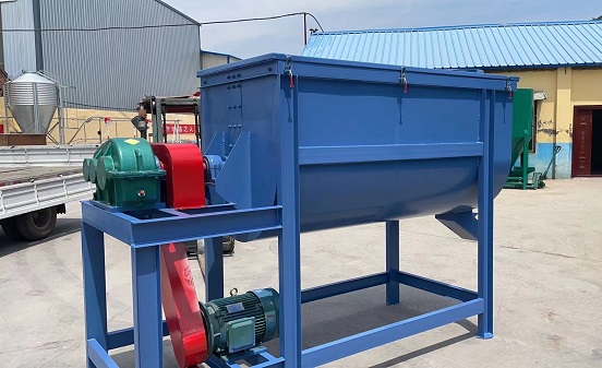 臥式攪拌機（螺帶混合機）結構特點。
